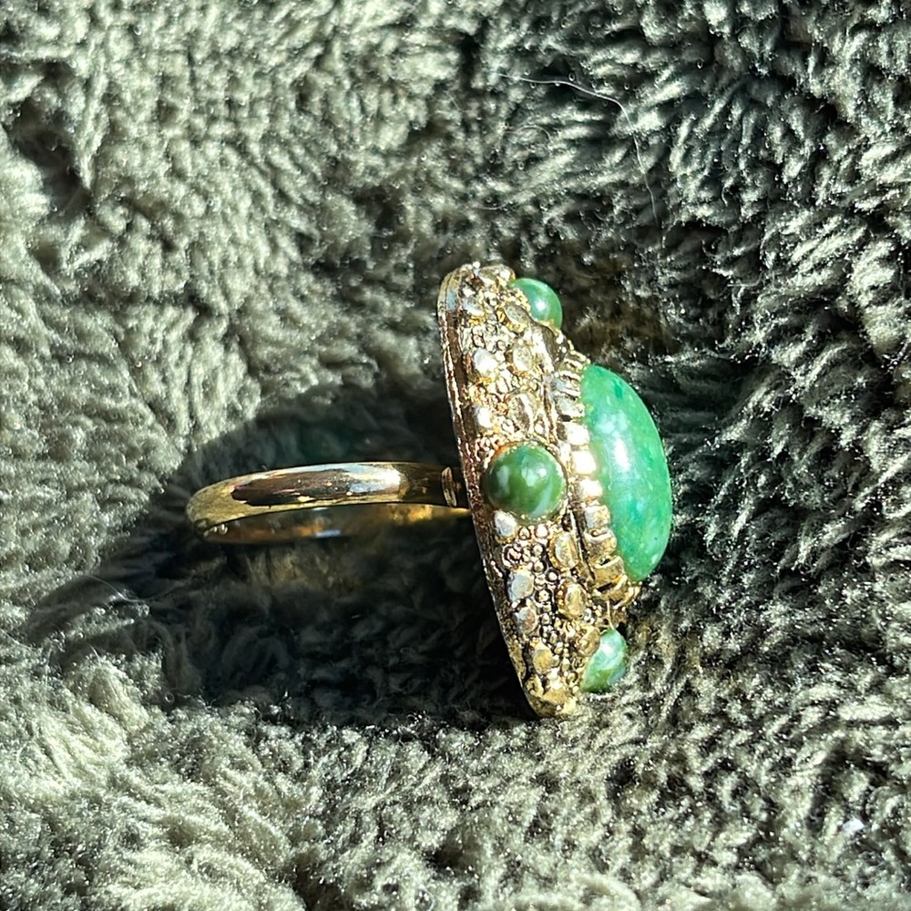 Elegant Green Stone Ring - Picture 10 of 13